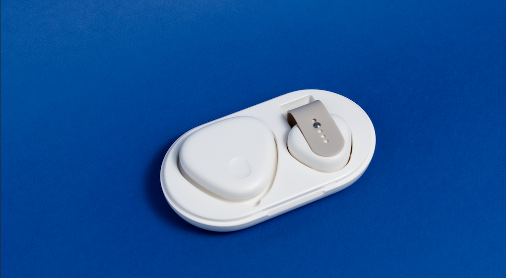 Kvinne som bruker Cenli biofeedback-sensor for å roe nervesystemet og redusere stress hjemme